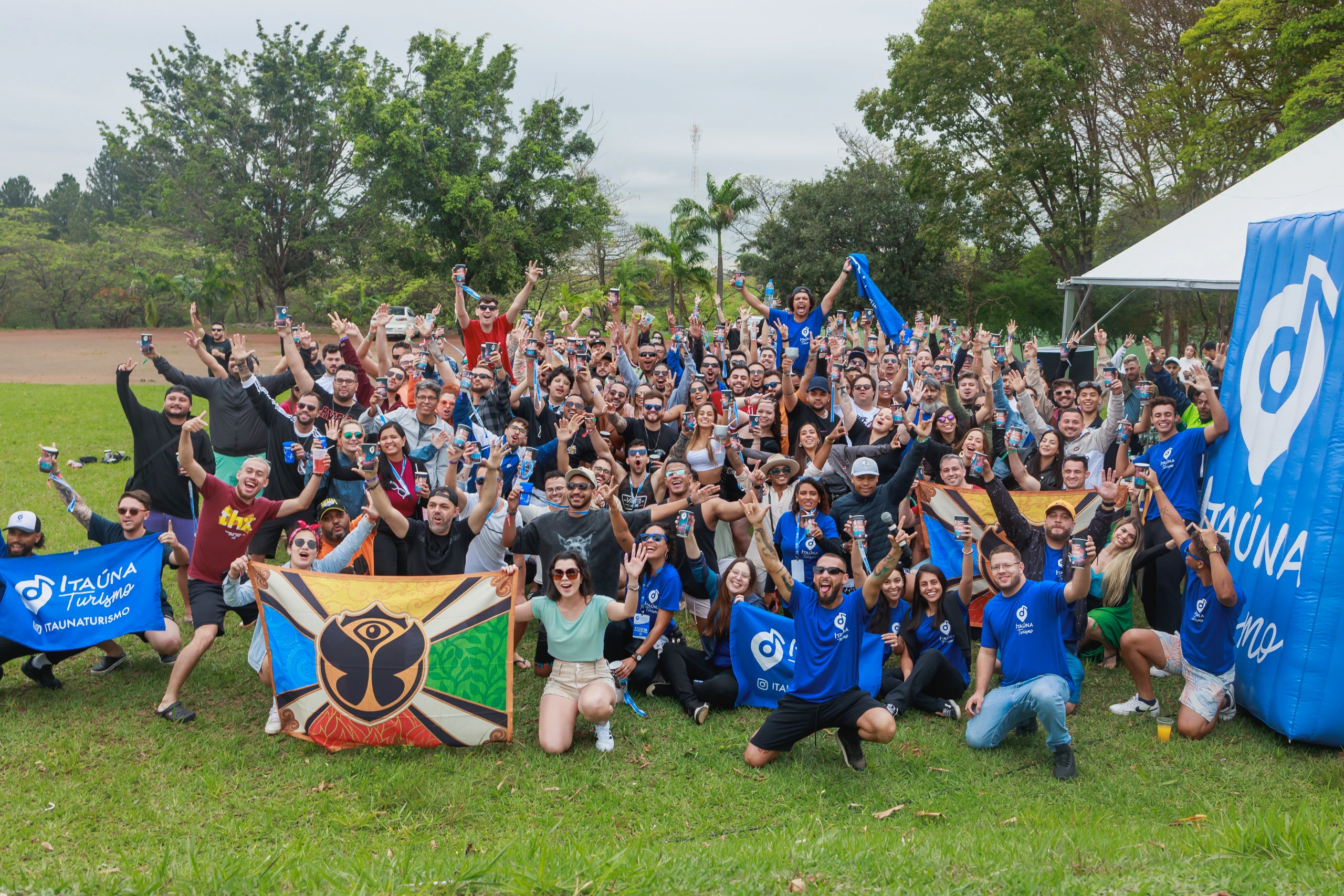 Grupo de passageiros da Itaúna Turismo reunido durante uma operação para festival
